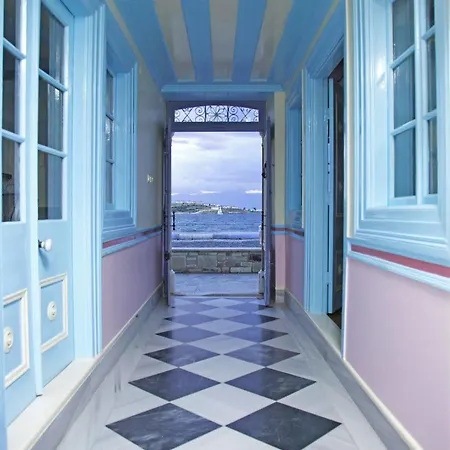 Lola 38 Hotel 3*