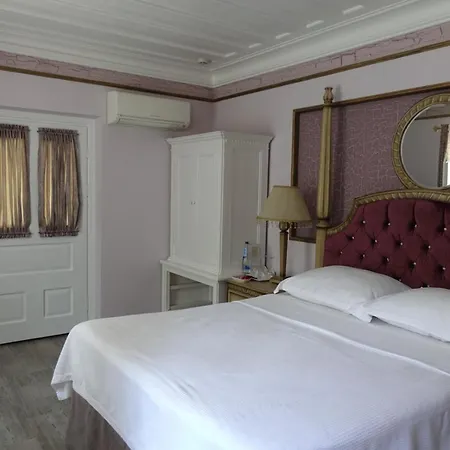 Lola 38 Otel 3*